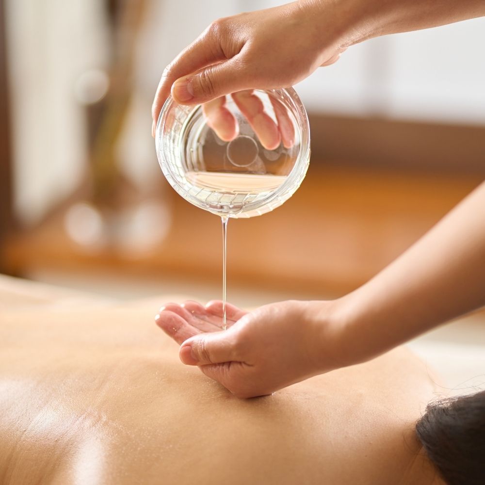 Aroma Touch Technique Behandlung mit ätherischen Ölen bei Iris Kosmetik Wiener Neustadt