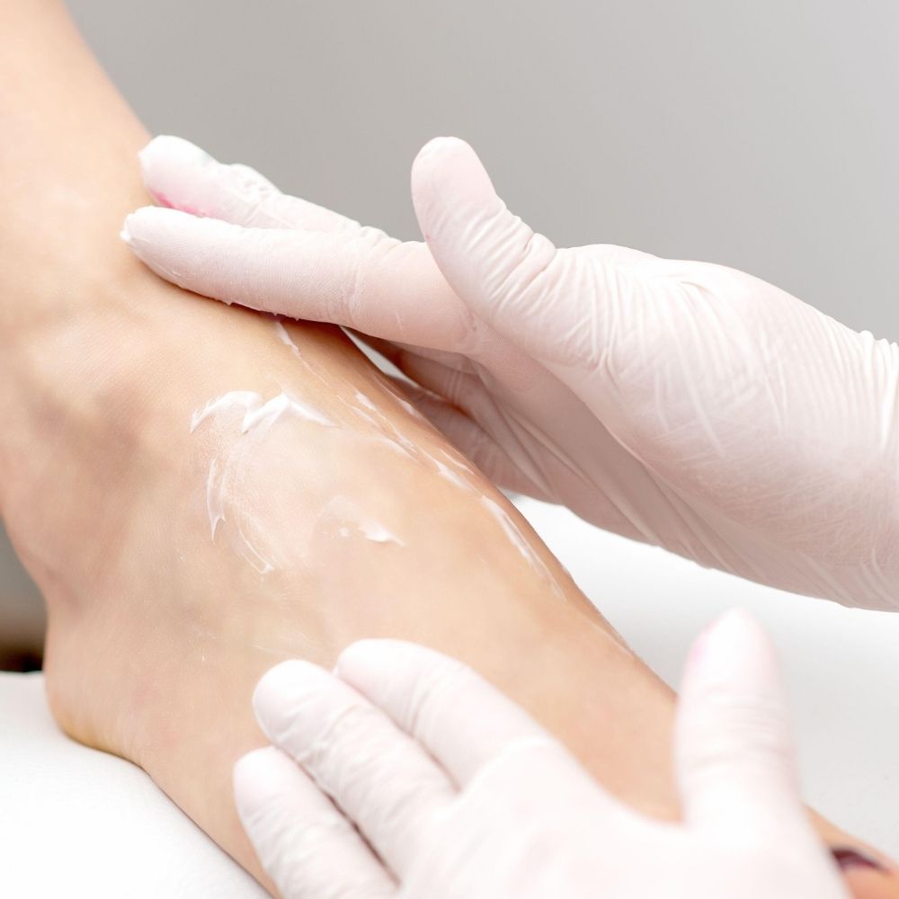 Sanftes Fußpeeling im Kosmetikstudio Wiener Neustadt für glatte, gepflegte und revitalisierte Haut
