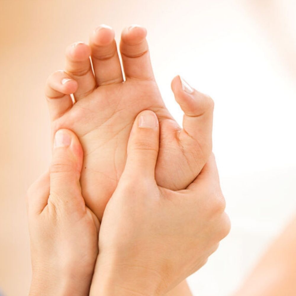 Sanfte Handmassage im Kosmetikstudio in Wiener Neustadt zur Entspannung und Pflege der Hände