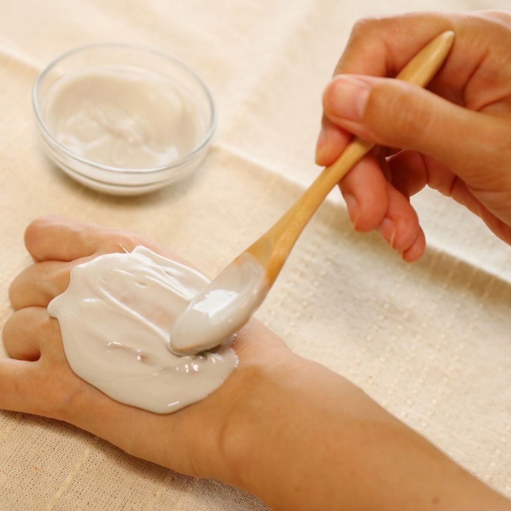 Pflegende Handpackung mit reichhaltiger Creme im Kosmetikstudio in Wiener Neustadt für geschmeidig weiche Hände