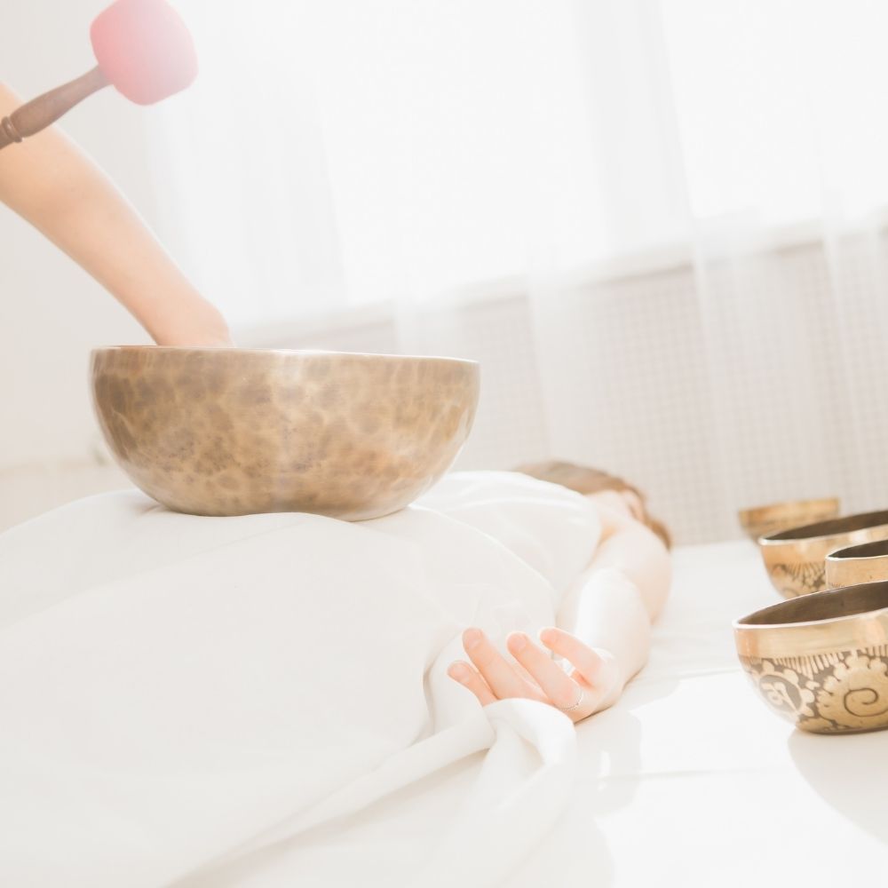 Klangschalenmassage bei Iris Kosmetik Wiener Neustadt zur Förderung der inneren Ruhe