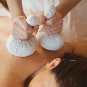 Sanfte Kräuterstempelmassage zur Lockerung der Muskulatur und Entspannung in Wiener Neustadt