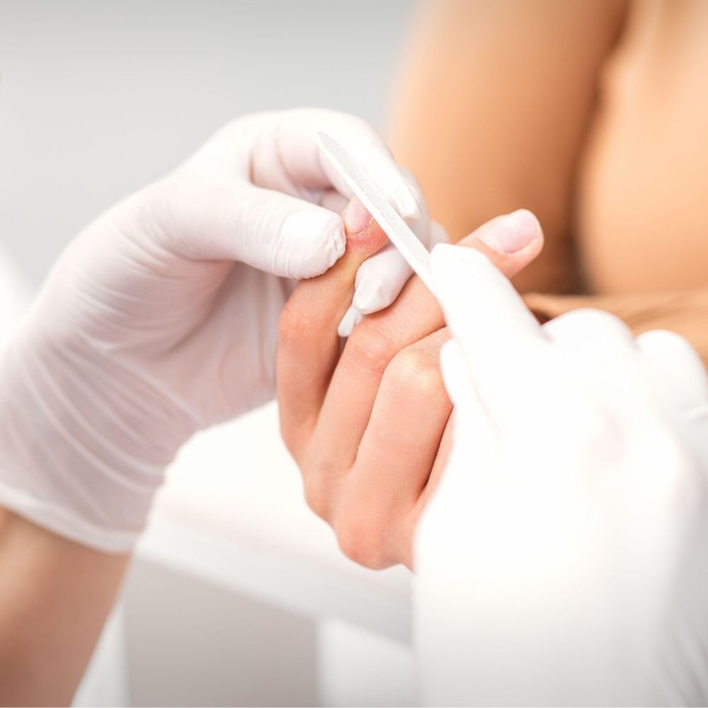 Professioneller Nagelservice bei der Maniküre in Wiener Neustadt – gepflegte Hände und perfekt geformte Fingernägel für ein schönes Erscheinungsbild