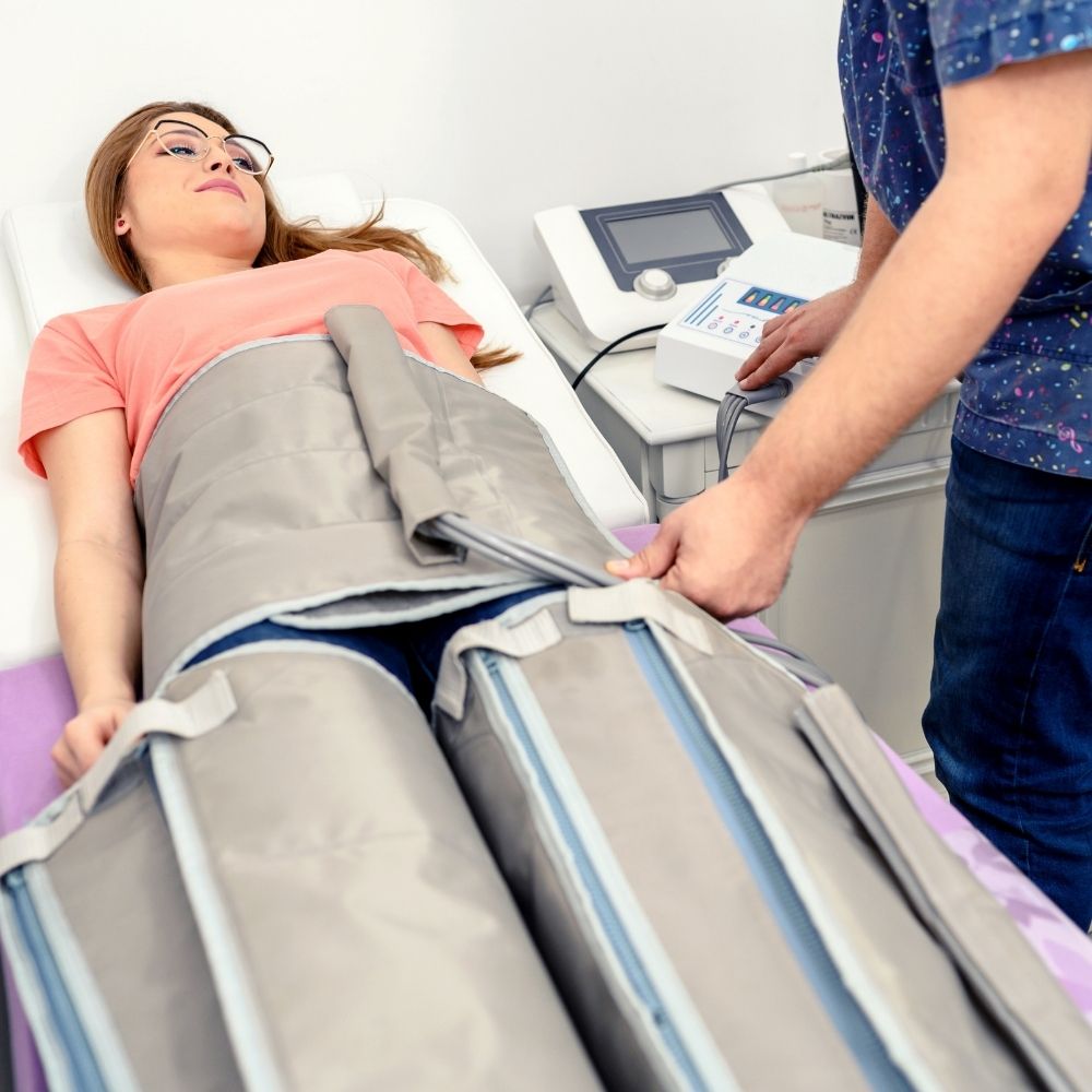 Frau bei einer Pressotherapie zur Förderung der Durchblutung und Entgiftung in Wiener Neustadt