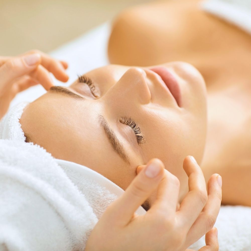 Frau bei einer Microneedling Behandlung im Kosmetikstudio in Wiener Neustadt zur Hautstraffung und Hautverjüngung