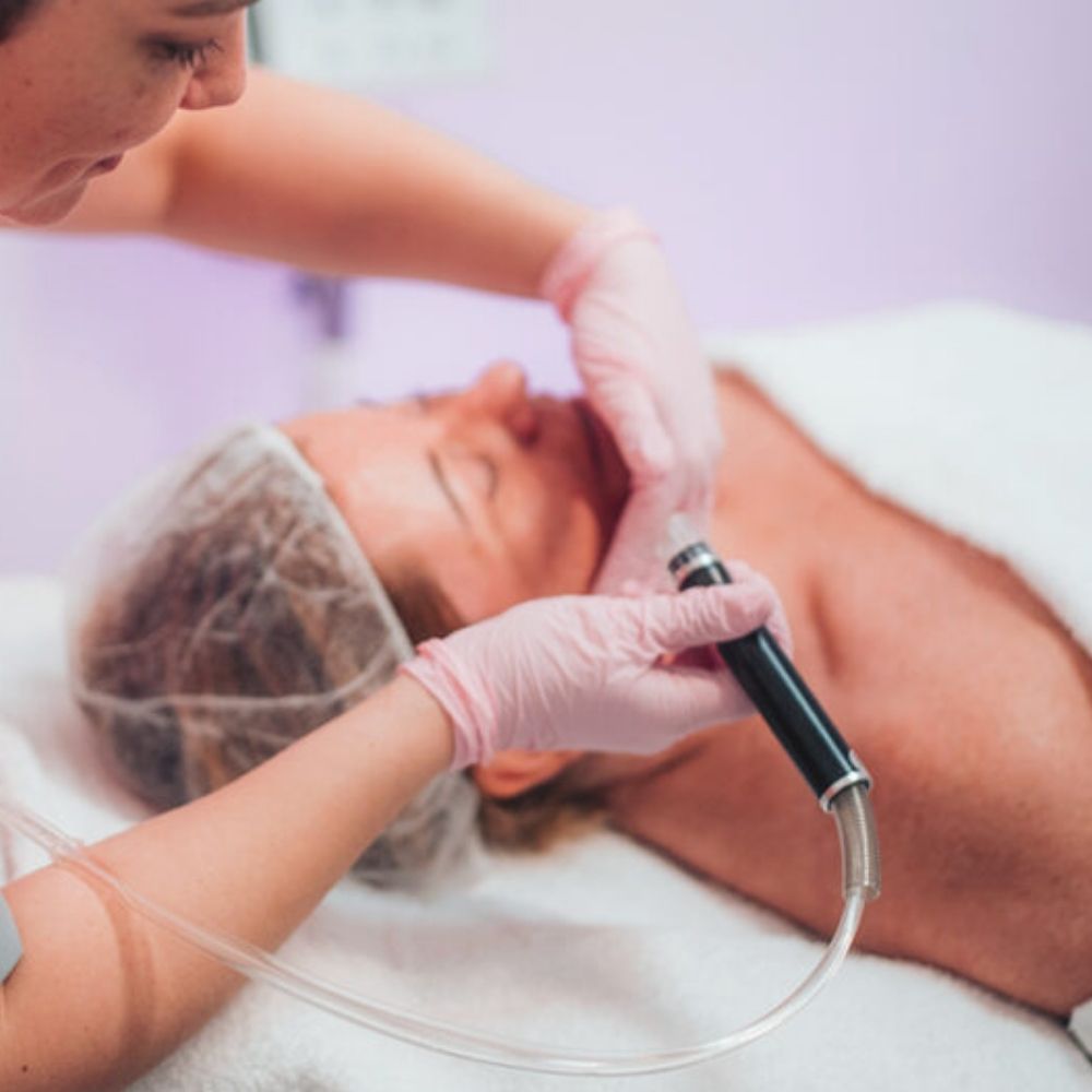 Frau bei einer Sauerstoff Behandlung mit Radiofrequenz und Ultraschall im Kosmetikstudio in Wiener Neustadt zur Hautstraffung und Hautverjüngung