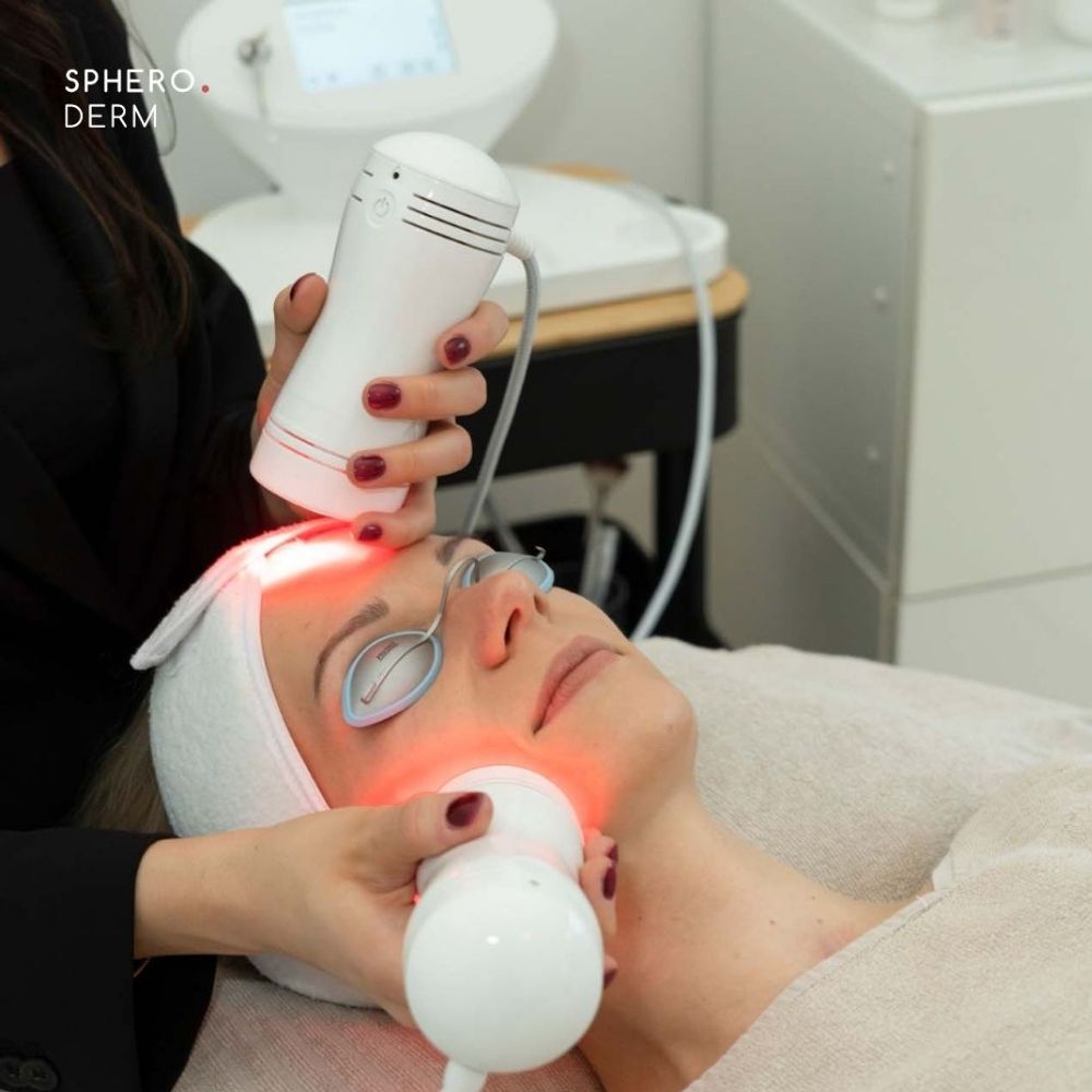 Frau bei einer Aquafacial Behandlung im Kosmetikstudio in Wiener Neustadt für Tiefenreinigung und Hautverjüngung