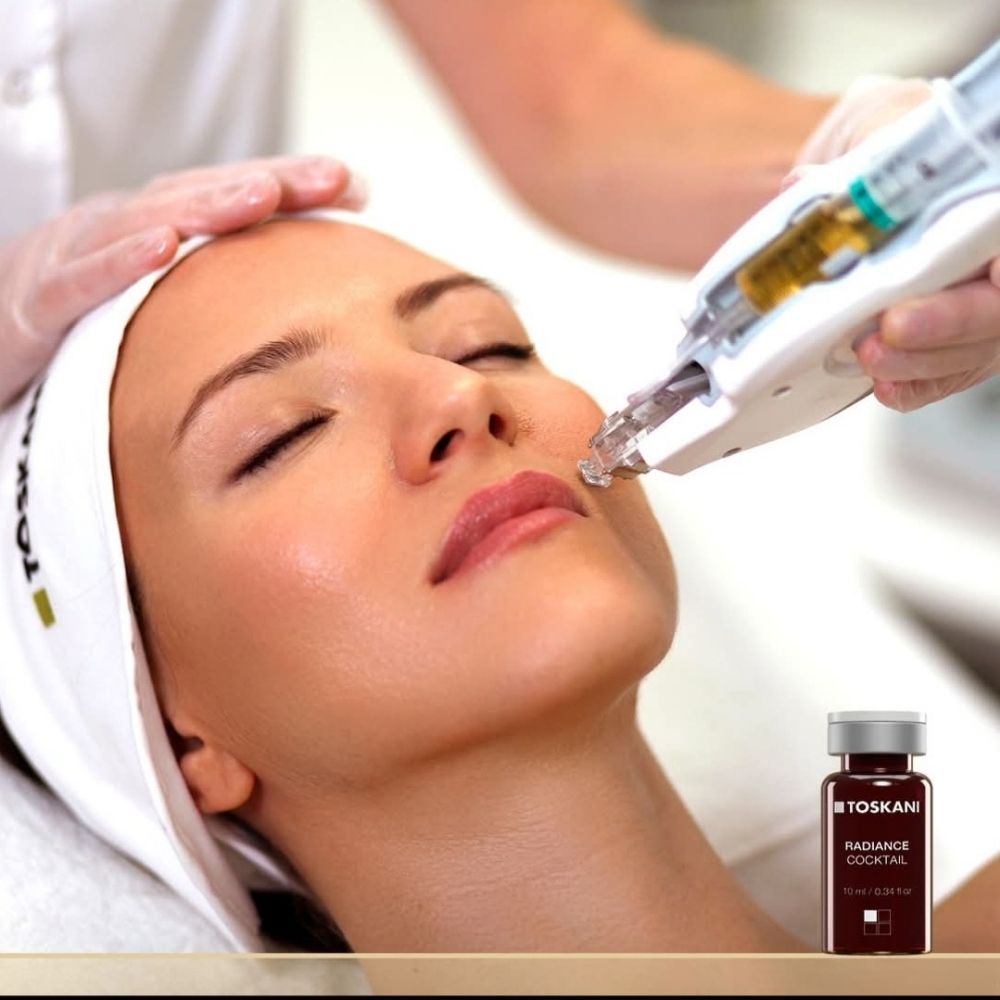 Frau bei einer MesoJectGun Behandlung